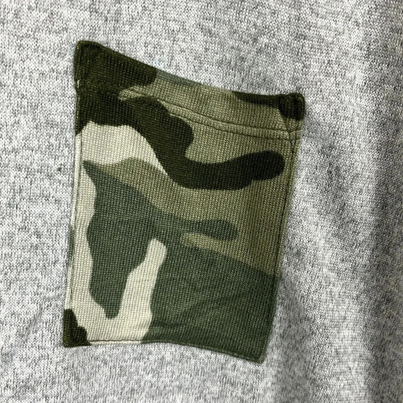 B. Flawless Womens Lounge Shirt M Gray Green Camo Pattern Stretch Pullover New - Picture 6 of 11